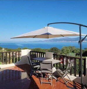 20m² terrace with superb sea view and garden furniture