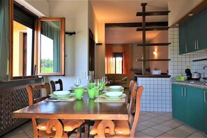 cucina con tavolo 