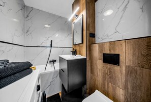 Bathroom with Bathtub | Book Now with RENTUJEMY.COM