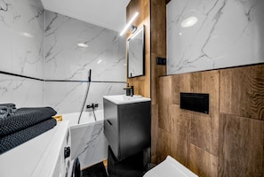 Bathroom with Bathtub | Book Now with RENTUJEMY.COM