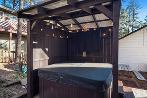 Outdoor 7-person Hot Tub w/ Privacy Fence & 55" TV (Towels provided)