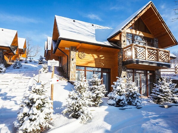 Nuage, Ciel, Bâtiment, Neige, Propriété, Fenêtre, Maison, Branche, Plante, Arbre