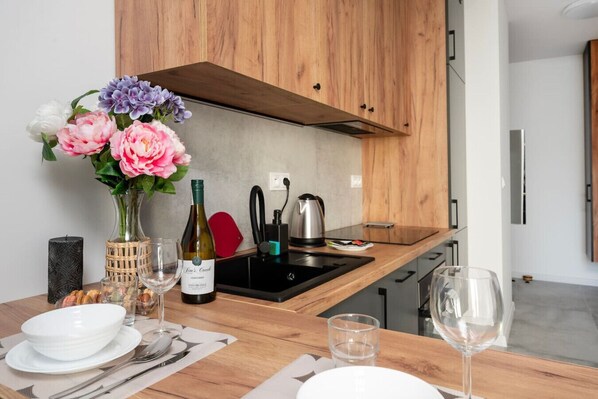 Kitchen – Fully Equipped for Your Culinary Needs | Book Now with RENTUJEMY.COM