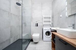Bathroom – Modern Walk-in Shower for a Refreshing Experience | Book Now with RENTUJEMY.COM