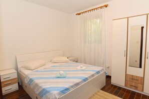 Schlafzimmer 1