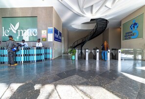 Reception/security desk & barriers staffed 24/7