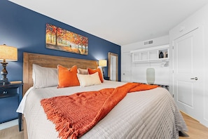 Enjoy a peaceful sleep :
King bed topped with a Tempur-Pedic mattress topper