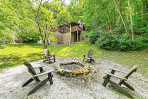 Spacious Yard | Fire Pit (Wood Not Provided)