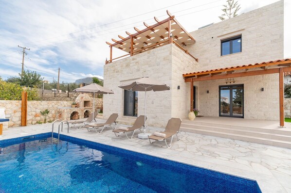 Building Exterior, Outdoor, Pool
