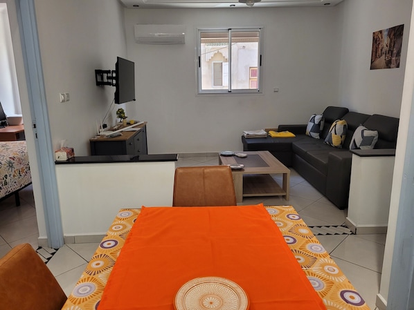 Dieses Apartment mit 2 Schlafzimmern und voll ausgestatteter Küche verfügt über eine Klimaanlage warm/kalt. Sie finden allen Komfort in einer neuen Umgebung. Die ruhige Gegend in der Nähe des Busbahnhofs ist mit kleinen Taxis sehr gut angebunden, aber zu Fuß sind Sie in weniger als 15 Minuten am Strand. Unser Favorit beim Concierge.