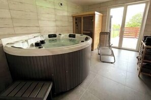 Wellness - whirlpool and infra sauna (2)