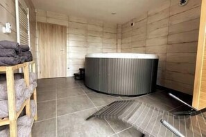 Wellness with whirpool and infra sauna
