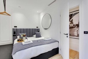  Une première chambre avec lit Queen Size et sa magnifique salle de bain avec douche.