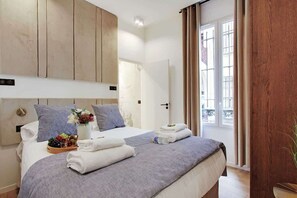 Une deuxième chambre avec lit Queen Size et sa télévision.
