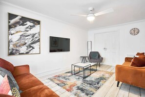 Hazelnut House, Launceston - Host & Stay