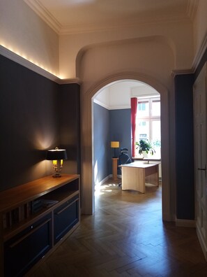 Blick vom Flur in den Wohnbereich, rechts Türe in das Schlafzimmer