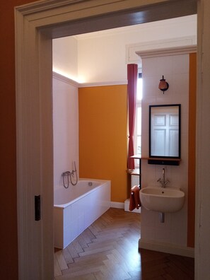 Das Bad verfügt über Dusche, Badewanne, 2 Waschbecken, Schrank, Waschmaschine