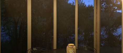 Screened porch waterfront view of Lake Taneycomo