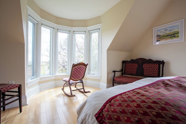 Queen bed room with big bay windows towards the Bay of Fundy.