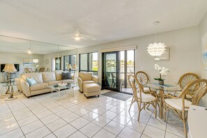 Living Room | Central A/C & Heat | Free WiFi | Smart TV