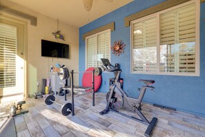 Home Gym | Single-Story Property | Stationary Bike | Flat-Screen TV
