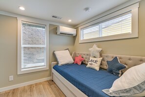 Bedroom 2 | 1st Floor | Twin Daybed w/ Twin Trundle | Smart TV