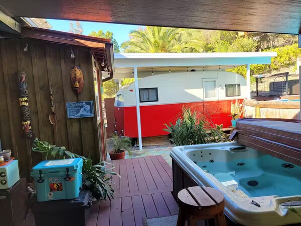 Outdoor spa tub
