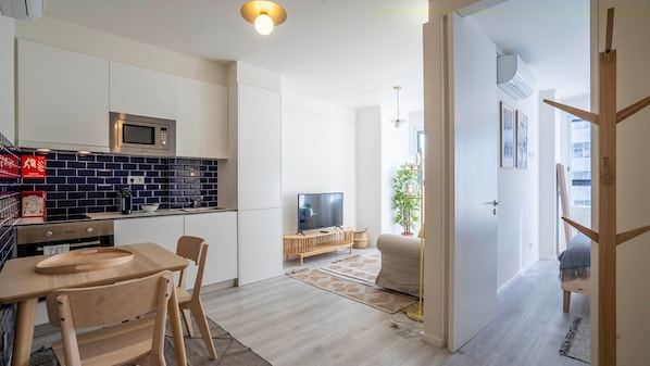 Bright and modern apartment in Porto with a stylish kitchenette, cozy dining area, and a comfortable living space. Thoughtfully designed for a relaxing stay, with natural light and warm decor.
#PortoStay #ModernStudio #CozyLiving #CityEscape