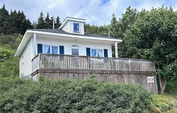 Jandon is easy to spot perched above the roadway, with its wooden deck.