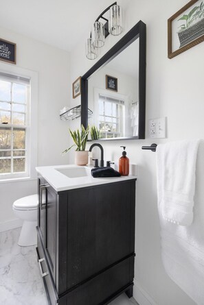 The bathroom features a tub/shower combo.