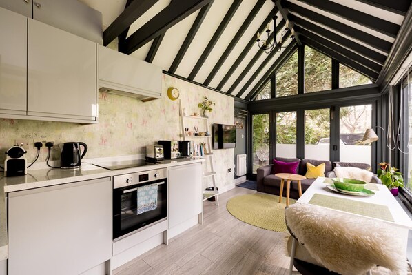 Robin's Nest,  1 bedroom near Wimbledon (6411)