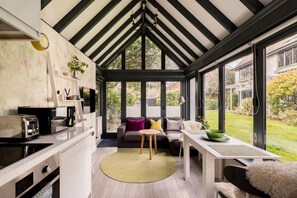 Robin's Nest,  1 bedroom near Wimbledon (6412)