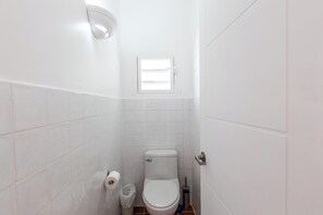 Toilet Bedroom 1