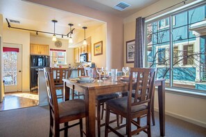 Dining area for 4 guests with seating for 2 at kitchen bar