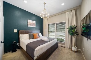 King bedroom offering luxury linen, pillows & hybrid mattress and en suite!
