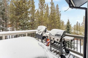 Exterior: Gas grill, deck with outdoor dining (seating for 2), scenic views