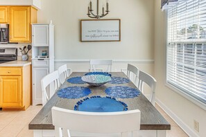 Dining Area | Open Floor Plan | Central A/C & Heat