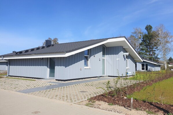Stugans exteriör [sommar]