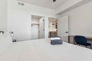 Bedroom - Queen bed