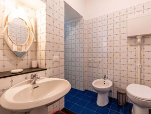 Flooring, Interior Design, Fussboden, Armatur, Bad Sink, Decke, Badezimmer, Zimmer, Installation, Sinken