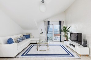 Best Sea View 2BR fully equipped, FAST Internet, Close to Beach, Store, Porto