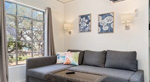 Sit by day, snooze by night. This sofa bed’s got more flips than a pancake on Sunday.