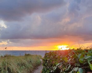 7 Min Stroll Past Jimmy Buffet's House to the Beach!