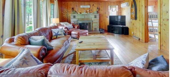 Family Room Pic1
