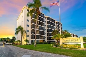 Welcome to Crescent Royale