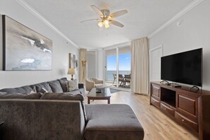 Palacio 705 living room