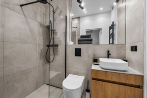 Fully Equipped Bathroom with Comfortable Walk-in Shower | Book Now with RENTUJEMY.COM