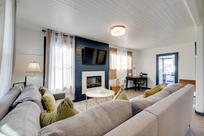 Living Room | Free WiFi | Smart TV | Fireplace | 1st Floor
