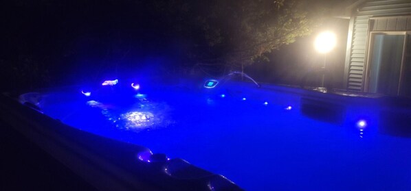 Swim pool spa up to 14 guests by the fire table