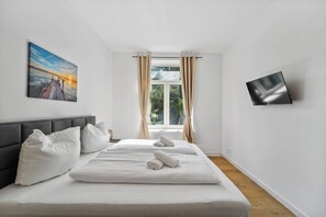 Schlafzimmer mit Fernseher